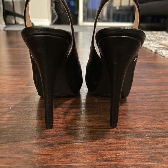 Never worn GUESS pumps. Size 7 - Picture 3 of 3